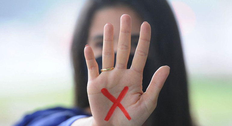 'X' na mão, símbolo de pedido de socorro usado por mulheres em situação de violência