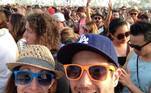 Aaron Paul, o Jesse Pinkman de Breaking Bad, curtia o festival de música Coachella, em 2014, nos Estados Unidos, quando viu um casal tirando foto. Ele fez questão de aparecer ao fundo e surpreender os dois