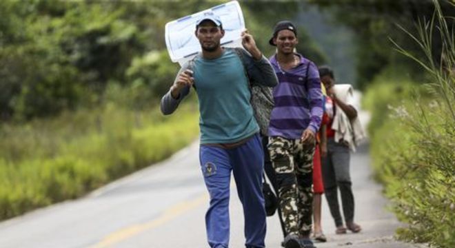 Imigrantes percorrem a pé 215 km entre as cidades de Pacaraima e Boa Vista