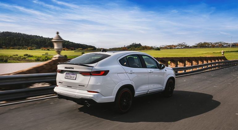 Velocidade máxima é de 220km/h no Fastback Abarth