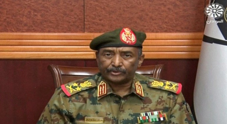  Captura da TV do Sudão mostra o general do exército Abdel Fattah al-Burhan em discurso ao povo sudanês