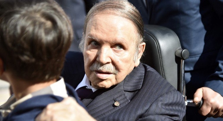 Abdelaziz Bouteflika se manteve no poder por quatro mandatos seguidos