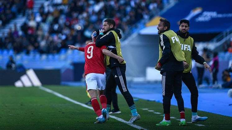 Abdelkader comemora o primeiro gol do Al Ahly. O camisa 9 aproveitou cobrança de escanteio, subiu mais que o zagueiro Fabrício Bruno, e empatou o jogo na reta final da primeira etapa.