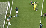 Abdulelah Alamri tira a bola praticamente em cima da linha e evita o gol da Argentina contra a Arábia Saudita