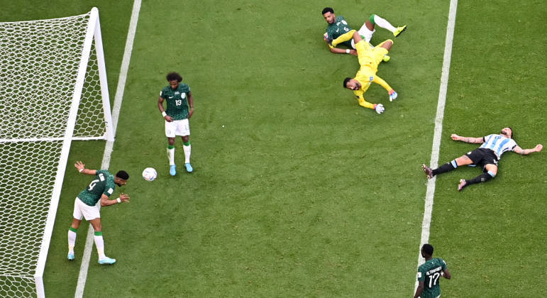 Abdulelah Alamri tira a bola praticamente em cima da linha e evita o gol da Argentina contra a Arábia Saudita