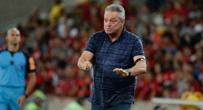 Abel Braga, tÃ©cnico do Flamengo, estÃ¡ em risco apÃ³s deixar Arrascaeta fora