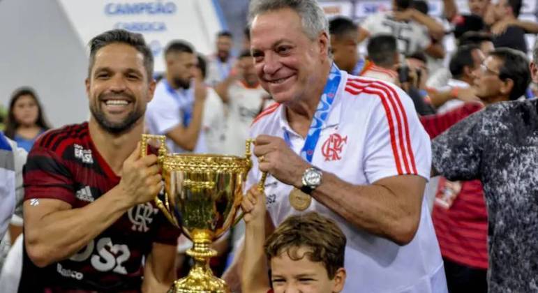 Abel Braga comemora o título de campeão carioca pelo Flamengo. Ao lado de Diego Ribas