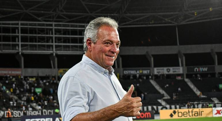 Abel Braga ironizou a crise no Flamengo e os protestos no Ninho: "Me desculpa e que se f... eles"