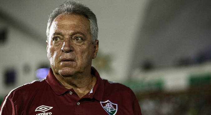Abel Braga observa lance da derrota do Fluminense na estreia do Cariocão 2022