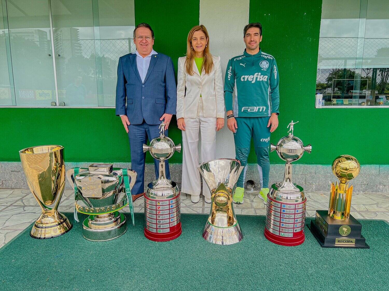 Alguns troféus que Abel Ferreira conquistou com o Palmeiras. O português, taticamente, faz bem ao país