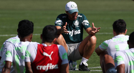 Abel Ferreira tem conversa com os jogadores antes de partida decisiva