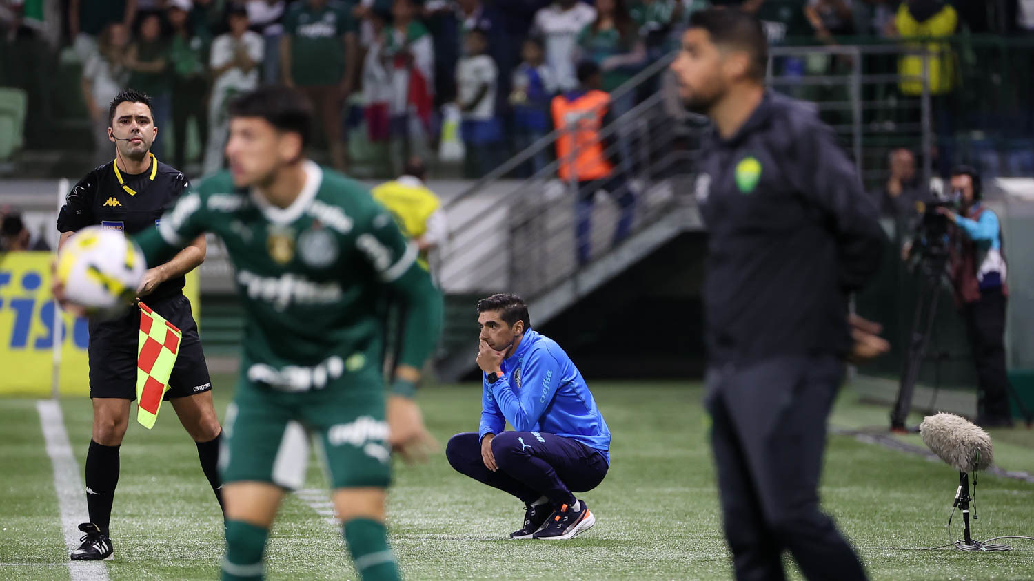 Abel Ferreira sabia que seu time estava esgotado fisicamente. Mudou a estratégia. Futebol posicional