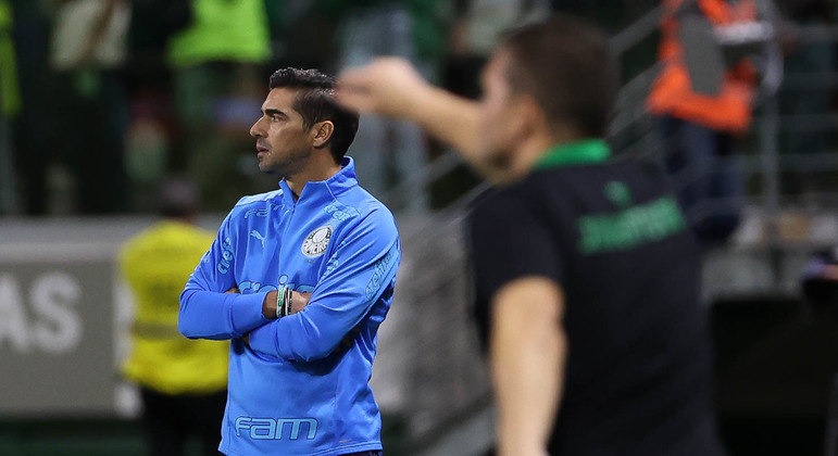 Abel Ferreira observa os jogadores do Palmeiras durante o triunfo diante do Juventude
