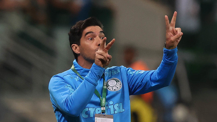 Abel Ferreira gesticula para o Palmeiras durante a vitória pela Libertadores 2022 no Allianz Parque