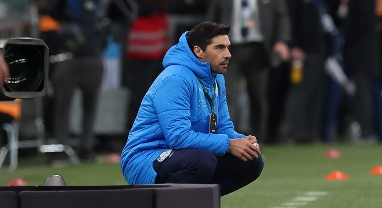 Abel Ferreira observa o Palmeiras durante a derrota na Arena da Baixada para o Athletico-PR