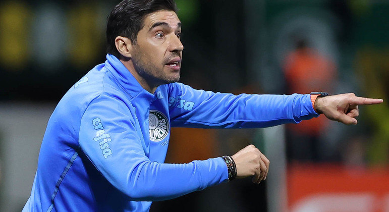 Abel Ferreira gesticula para os jogadores do Palmeiras durante o duelo contra o Cuiabá