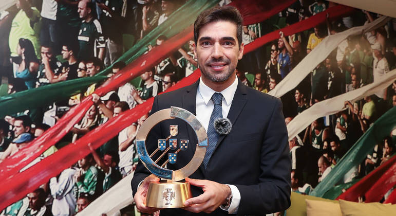 Abel Ferreira recebe premiação da Federação Portuguesa na Academia de Futebol do Palmeiras