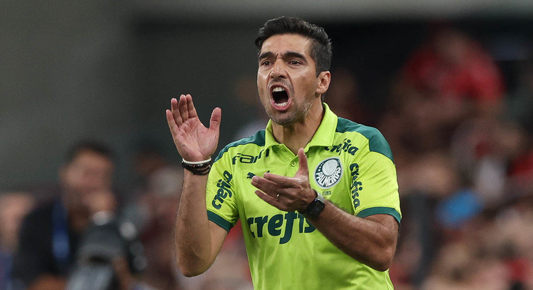 Abel Ferreira teve de improvisar outra vez. Ele pede um artilheiro há um ano