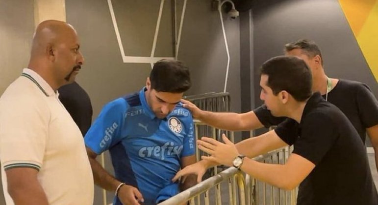 Abel Ferreira tomou o celular de produtor da Globo Minas. Por filmar discussão de dirigente e árbitro