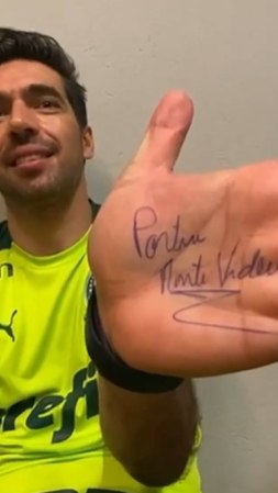 Abel Ferreira esnoba. Escreve 'Partiu Montevidéu' na mão. Vai para outra final da Libertadores