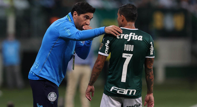 Abel Ferreira conversa com Dudu em vitória do Palmeiras sobre o Táchira no Allianz Parque