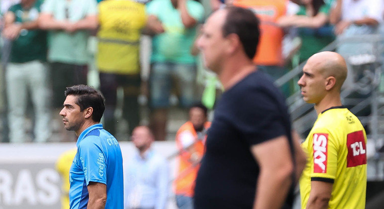 Abel Ferreira observa o empate entre Palmeiras e São Paulo pelo Brasileirão no Allianz Parque