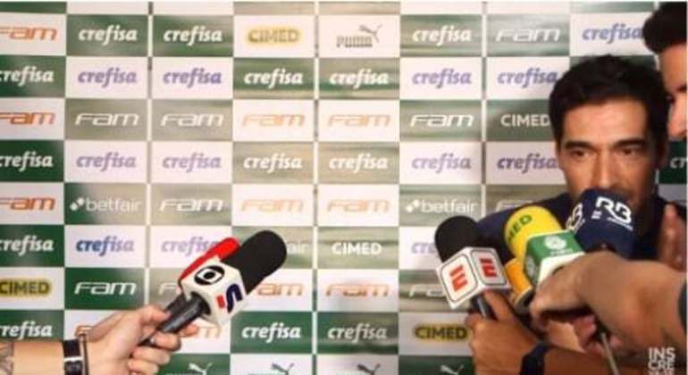 Abel Ferreira cumprimentou repórter