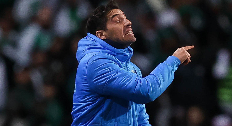 Abel orienta Palmeiras na vitória contra o Coritiba, no Couto Pereira, pelo Brasileirão