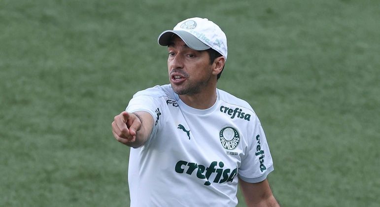Abel Ferreira comanda treino do Palmeiras, na Academia de Futebol, visando o dérbi