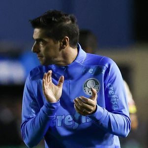 Abel Ferreira aplaude jogada do Palmeiras contra a Juazeirense