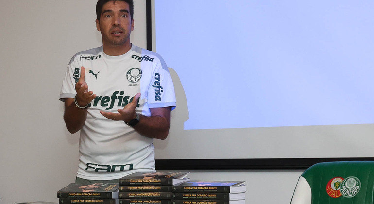 Abel Ferreira presenteou o elenco com o livro dos bastidores do que viveu no Palmeiras