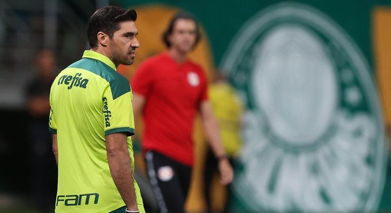Abel Ferreira observa a atuação dos jogadores do Palmeiras contra o RB Bragantino