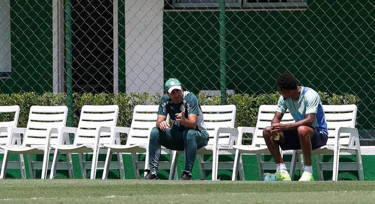 Abel Ferreira e Jailson conversam durante treino do Palmeiras