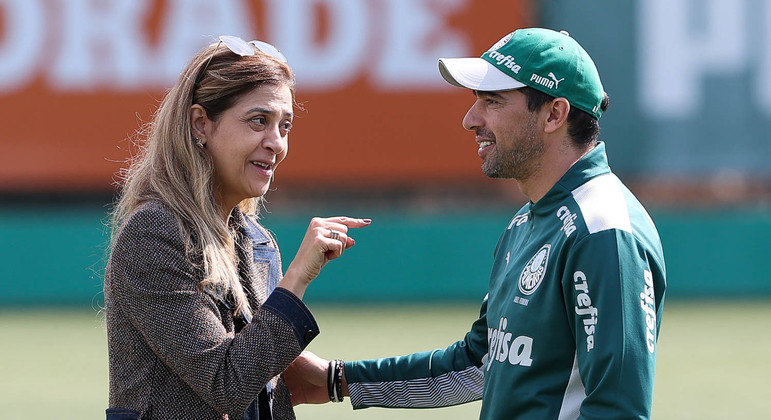 Leila Pereira e Abel Ferreira conversam durante treino do Palmeiras nesta temporada