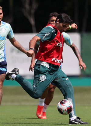 Abel Ferreira em participação no treino do Palmeiras na sexta-feira (10)
