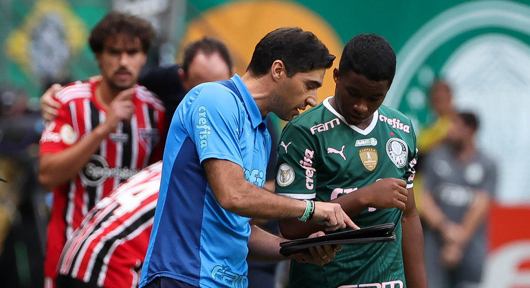 Abel Ferreira orienta Endrick durante o empate entre Palmeiras e São Paulo pelo Brasileirão