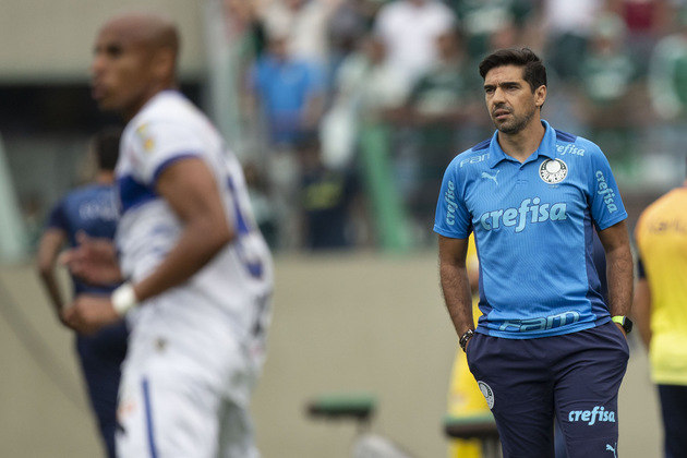 Único técnico que atua no Brasil, Abel Ferreira recebe 6,7 milhões de euros por ano, equivalente a R$ 37 milhões. O Palmeiras não confirma a alta cifra, acertada após renovação em 2022. O português assumiu o Palmeiras em 2020 e desde então, o treinador empilha títulos e coleciona vitórias no Alviverde