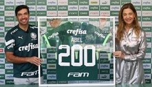 Abel Ferreira é homenageado pelo Palmeiras e comemora: 'É um trabalho nosso'