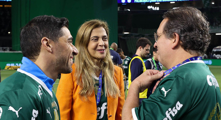 Abel Ferreira conversa com os dirigentes Paulo Buosi e Leila durante jogo da taça do Brasileirão