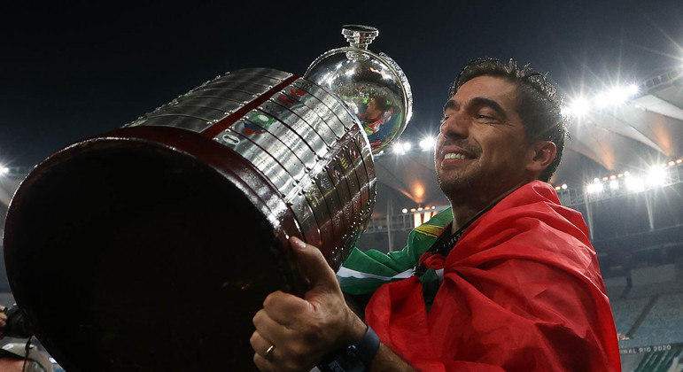 Abel Ferreira detalha bastidores do bi da Libertadores e título da Copa do Brasil em livro
