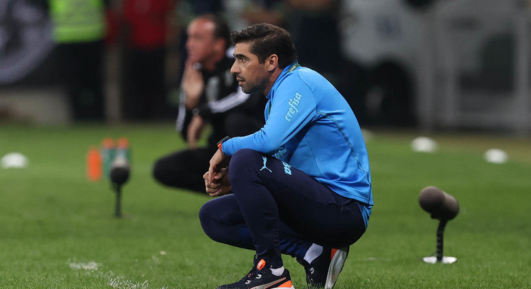Abel Ferreira observa o Palmeiras durante o empate com o Atlético-MG pela Libertadores