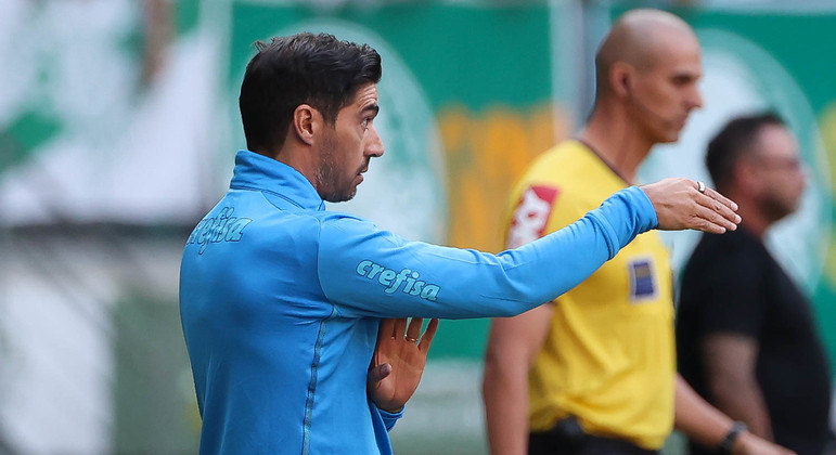 Abel comanda o Palmeiras durante o empate com Atlético-MG no Allianz pelo Brasileirão 2022