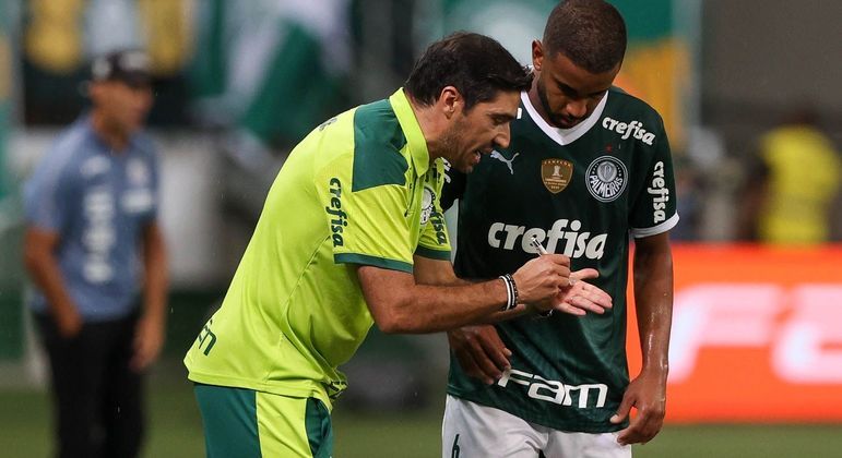 Abel Ferreira orienta o lateral-esquerdo Jorge durante o clássico entre Palmeiras e Santos