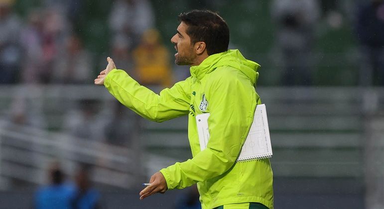 Abel Ferreira orienta o Palmeiras durante o empate contra o RB Bragantino pelo Paulistão