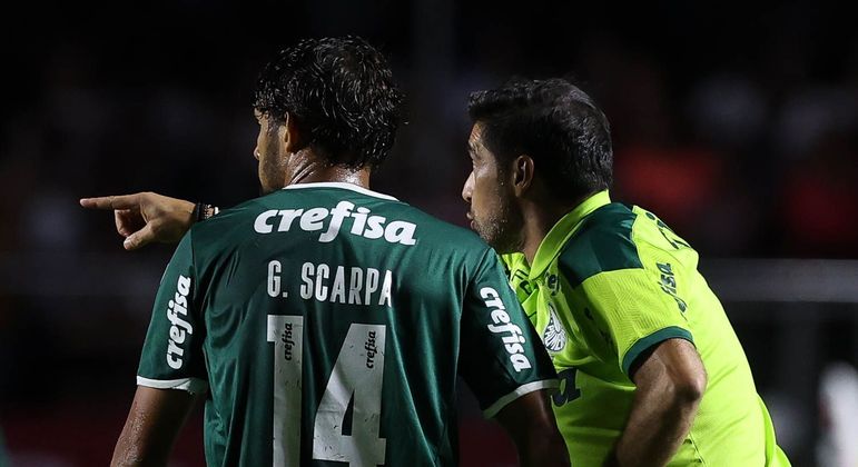 Abel orienta Scarpa durante a derrota no primeiro jogo da final contra o São Paulo