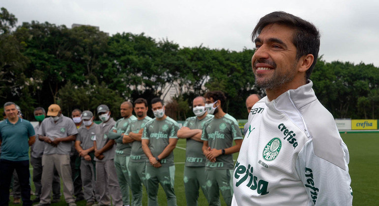 Abel Ferreira ganha homenagem após completar um ano de Palmeiras e se emociona
