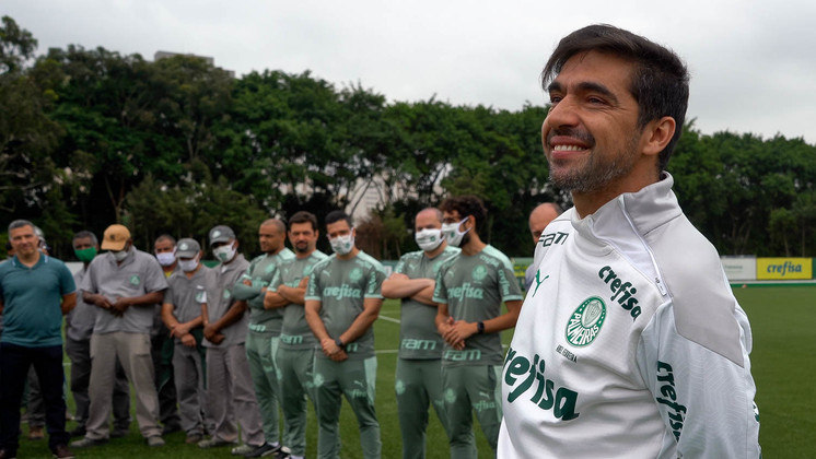 E, mesmo em situação delicada, Abel foi muito festejado quando completou um ano à frente do Palmeiras e chegou a se emocionar ao receber uma homenagem dos funcionários do clube