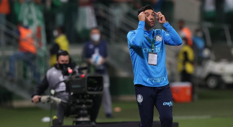 Abel Ferreira pede inteligência para a equipe durante a vitória contra o Táchira no Allianz
