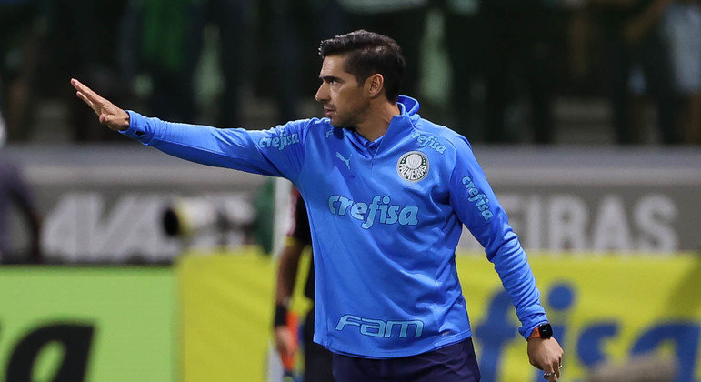 Abel Ferreira gesticula aos atletas do Palmeiras durante a vitória sobre o Avaí no Allianz