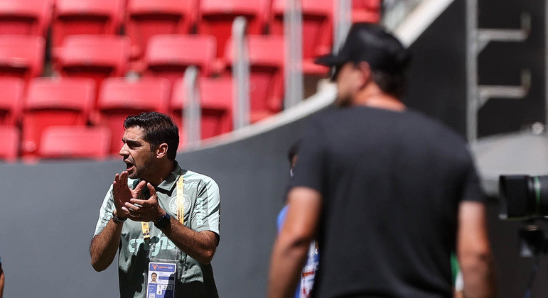 Abel e Rogério Ceni observam os jogadores durante Palmeiras e Flamengo na Supercopa